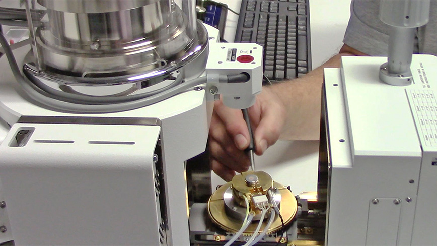 installing the EBIC device on the sample plate in the open sample chamber